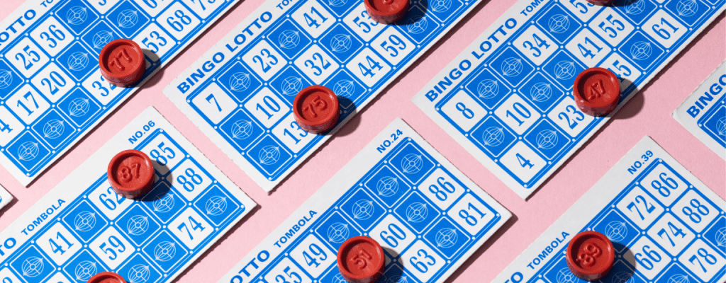 Plusieurs cartons de jeu loto avec les jetons